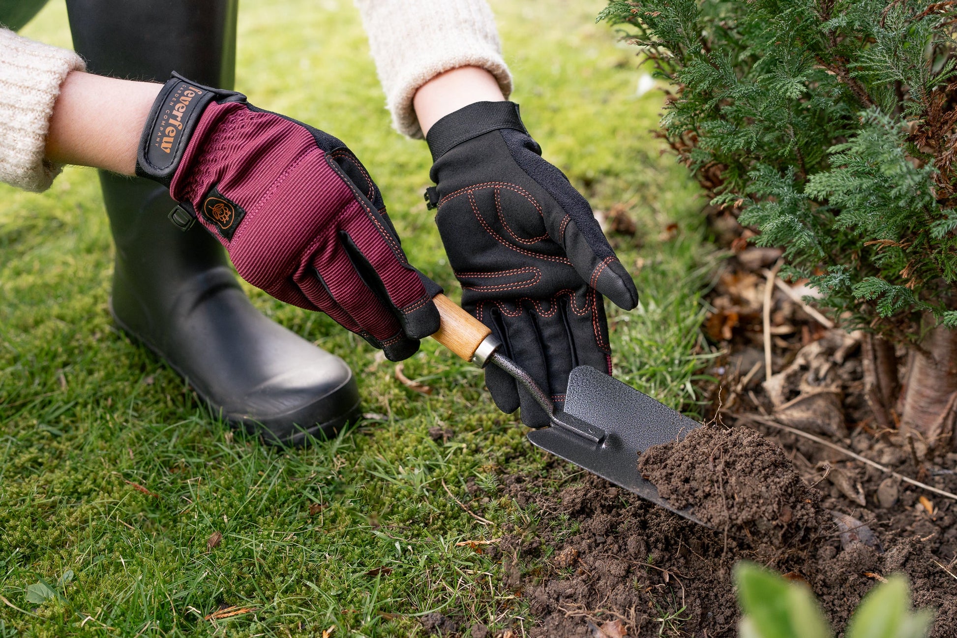 Feverfew Women’s Gardening Gloves | Plum therapyofflowers.com